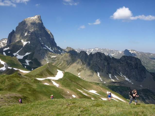 Randonneurs sur une crête face au Pic du Midi d’Ossau dans la Vallée d’Ossau