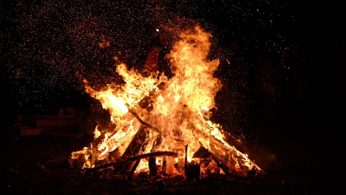 Cercle chamanique autour du feu à la nuit tombée