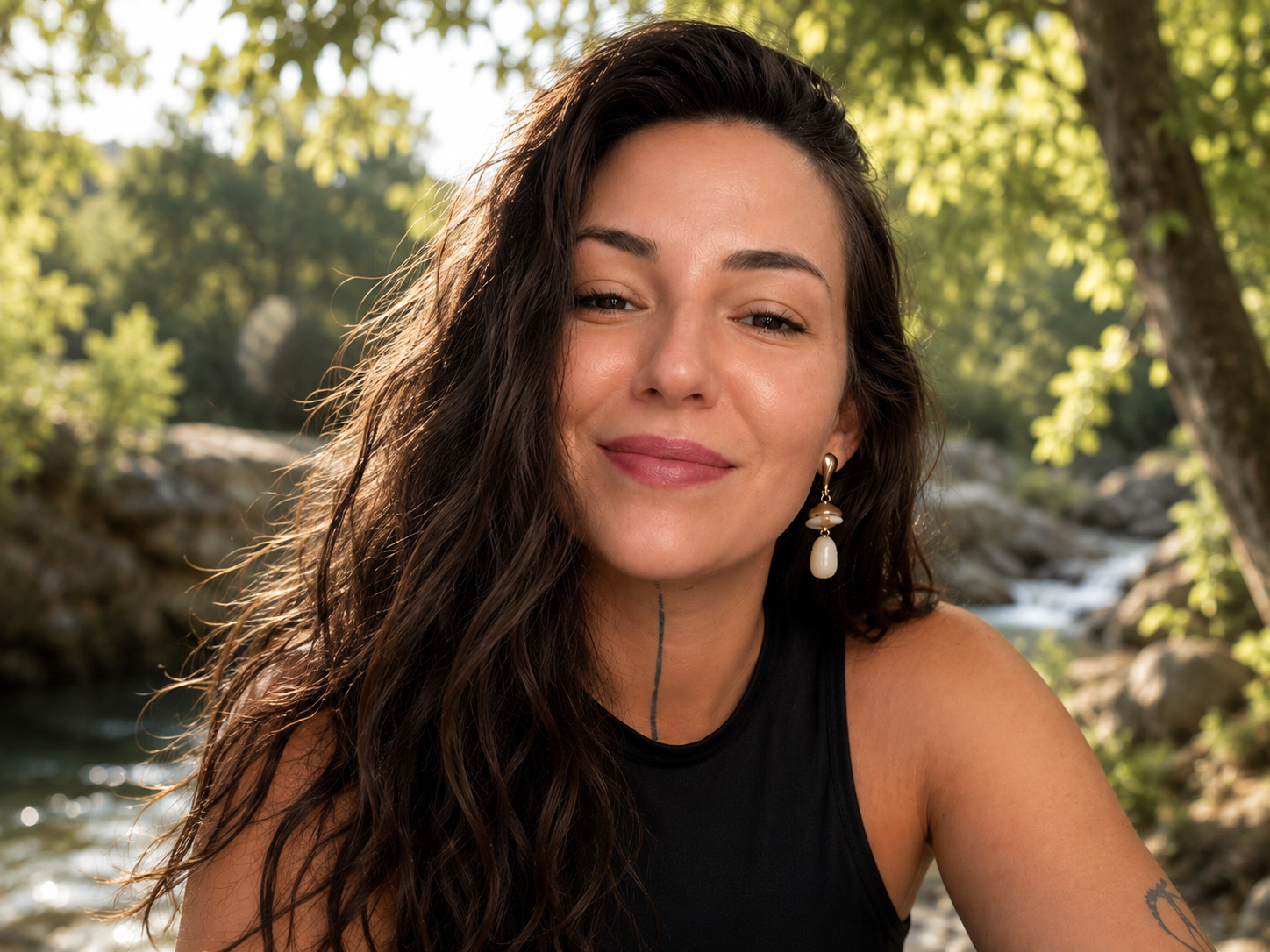Portrait de Victoria Emerys, créatrice de Kairos, au bord d’une rivière