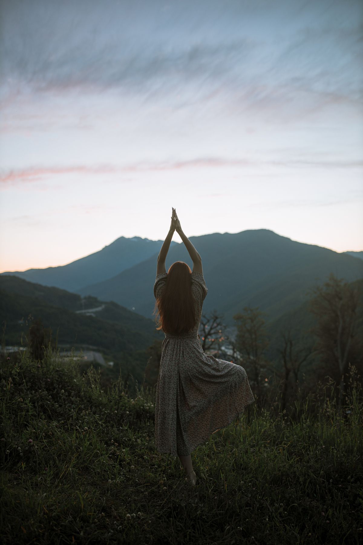 Yoga face à la montagne à la lumière du crépuscule